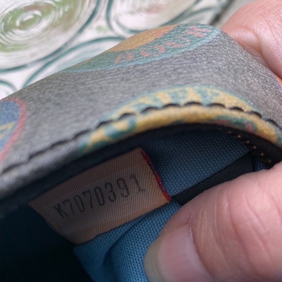 Authentic Dooney and Bourke wax coated handbag with adjustable leather strap - Picture 9 of 16